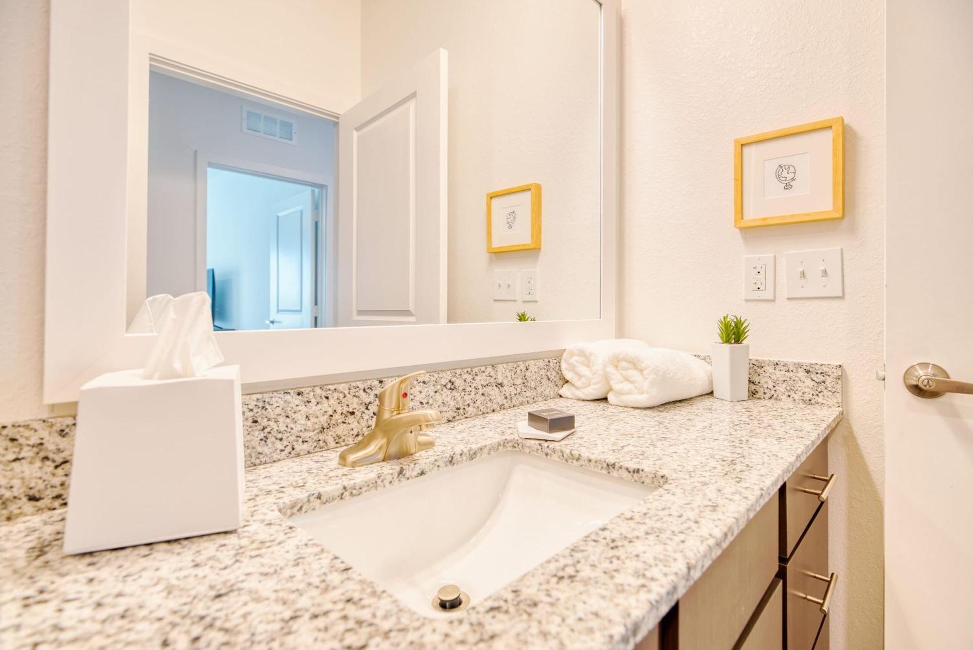 Luxe One Bedroom Apartment With Balcony Gainesville Exterior foto